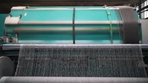 编织工厂车间 线着色 对螺纹和纱线进行自动着色处理 以进一步生产所需颜色的织物 纺织厂设备 纺织业 — 图库视频影像