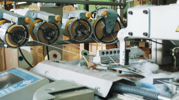 作業プロセスの織物工場の生産設備 織機の一部をクローズアップする 工場を編むこと ファブリック生産 テキスタイル産業 — ストック動画