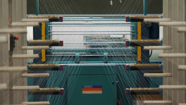 工場を編むこと スレッドカラー テキスタイル産業 着色のための糸を準備する自動化された作業プロセスは 所望の色の生地のさらなる生産のために 織物の工場装置に — ストック動画