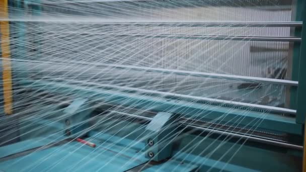 스레드 클로즈업 기지개한 실에게서 추상적인 뜨개질을 직물을 뜨개질을 기계에 의하여 — 비디오