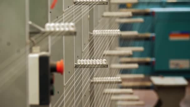 工場を編むこと クローズアップ テキスタイル機械の一部 仕事の織物工場装置 テキスタイル産業 自動化された作業プロセス — ストック動画