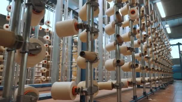 スレッドスプール 工業織物工場のワークショップ 多くの糸のスプールが付いているラック より多くの生地の生産のための糸の染料そして乾燥 工場を編むこと テキスタイル産業 ウィービングルーム — ストック動画