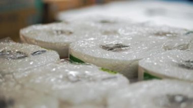 Süpermarkette tuvalet kağıdı. Yakın plan. Pakette beyaz tuvalet kağıdı ruloları. Kağıt havlu ya da peçete paketledim. Tuvalet için hijyenik aksesuarlar. Tuvalet kağıdı alıyorum.. 