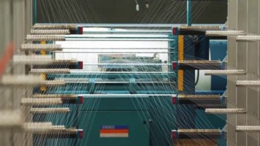 Dokuma fabrikası. İplik boyası. Tekstil endüstrisi. Renklendirme için iplikleri hazırlama, istenen rengin kumaşlarının daha fazla üretimi için otomatik çalışma süreci. Tekstil fabrikası ekipmanları