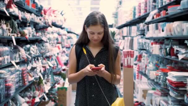 Handy Benutzen Der Kunde Steht Einem Einkaufszentrum Schaut Aufs Handy — Stockvideo