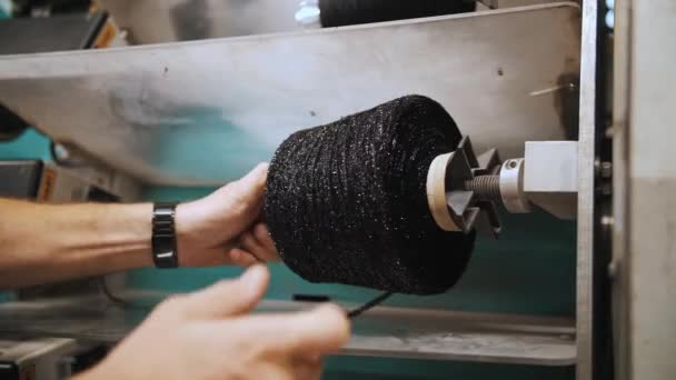 スレッドスプール クローズアップ テキスタイル産業 糸の着色機械 織物の工場労働者は糸の着色機械と働きます 織物工場の生産設備について 工場を編むこと ファブリック生産 — ストック動画