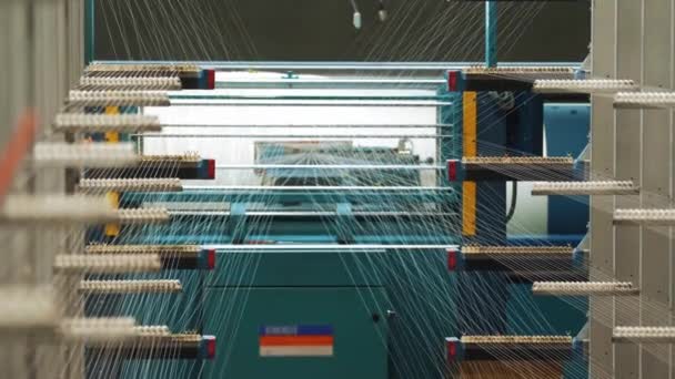 编织工厂 线着色 纺织业 自动制取染色用线的工序 以进一步生产所需颜色的织物 纺织厂设备 — 图库视频影像