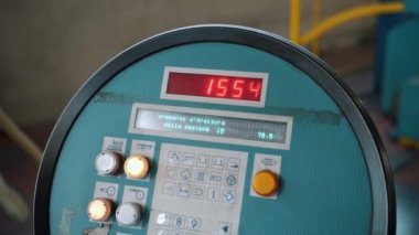 Düğmeleri ve monitörü olan otomatik bir fabrika makinesinin kontrol ekranı. Yakın plan. Fabrika üretim ekipmanları. fabrika, üretim, endüstri. 