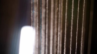 İplik. Yakın plan. Tekstil kumaşları örmek için endüstriyel örgü makinesinin kumaş üretimi için ipliklerin boyanıp kurutulması. Tekstil endüstrisi. Kumaş üretimi. Dokuma fabrikası. 