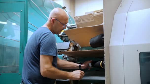 Biella Italy September 2023 織物工場労働者は糸の着色機械と働いています 繊維産業のための機械が付いている染まる糸の現代技術 機械化学タンクを染めること — ストック動画