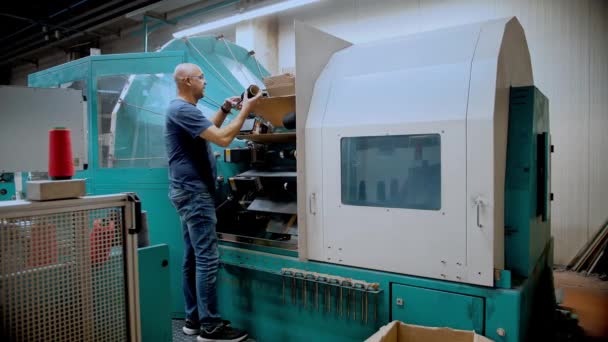 織物の工場労働者は糸の着色機械と働きます 繊維産業のための機械が付いている染まる糸の現代技術は 機械化学タンクを染めます テキスタイル工場生産設備 — ストック動画