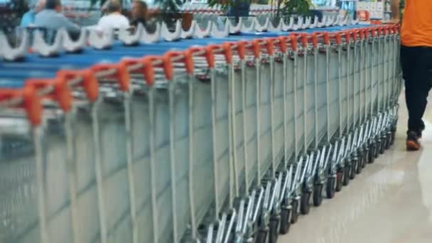 Kereta Belanja Supermarket Atau Pusat Perbelanjaan Mal Seorang Karyawan Supermarket — Stok Video