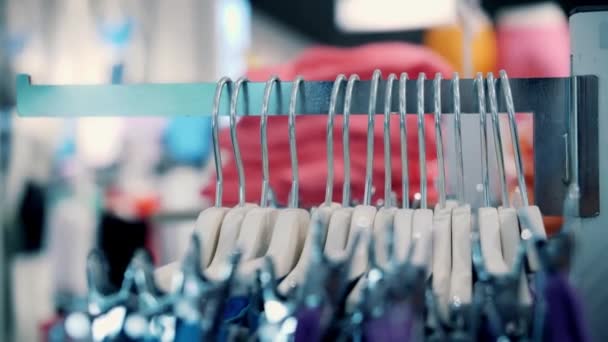 Elbise Askıları Yakın Plan Birçok Elbise Askısı Mağazadaki Metal Raflarda — Stok video