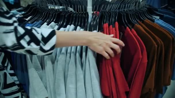 Вішаки Одягу Крупним Планом Жінка Рука Біжить Через Одяг Стелажах — стокове відео