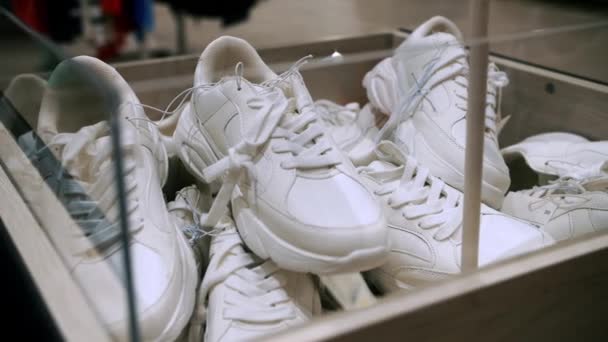 Schuhgeschäft Weiße Turnschuhe Neue Schuhe Kaufen Nahaufnahme Box Mit Weißen — Stockvideo