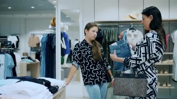 Matka Dcera Kupují Oblečení Nakupování Ženy Vybírají Nové Oblečení Aktualizují — Stock video