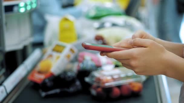 Мобільний Телефон Супермаркеті Крупним Планом Жіночі Руки Друкуються Екрані Смартфона — стокове відео