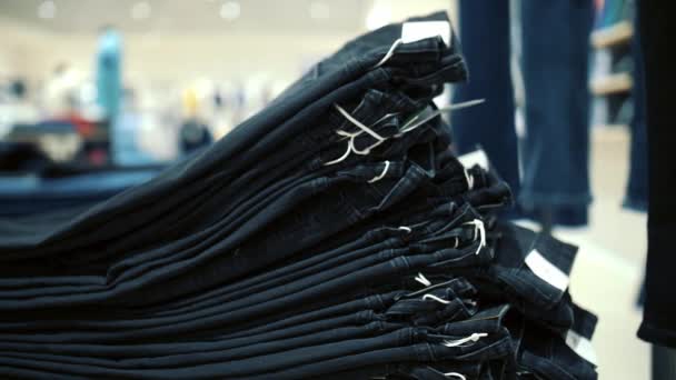 Dżinsy Półce Sklepie Zbliżenie Nowe Spodnie Jeansowe Dżinsy Leżą Stosach — Wideo stockowe