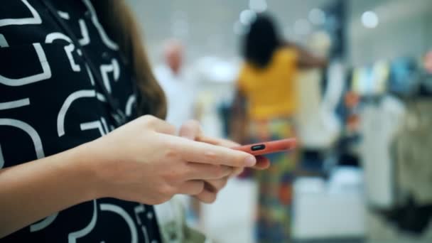 Cep Telefonunu Kullan Yakın Plan Alışveriş Merkezinde Duran Cep Telefonuna — Stok video