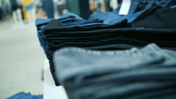 Mağazadaki Bir Rafta Kot Pantolon Yakın Plan Yeni Kot Pantolon — Stok video