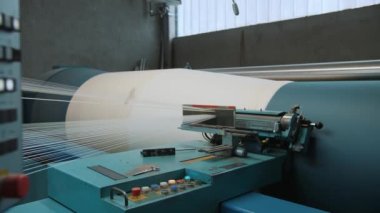 Dokuma fabrikası. İplik boyası. Tekstil endüstrisi. Renklendirme için iplikleri hazırlama, istenen rengin kumaşlarının daha fazla üretimi için otomatik çalışma süreci. Tekstil fabrikası ekipmanları