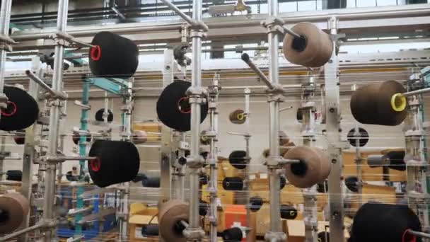 Gewindespulen Die Werkstatt Der Industriellen Textilfabrik Gestelle Mit Vielen Fadenspulen — Stockvideo