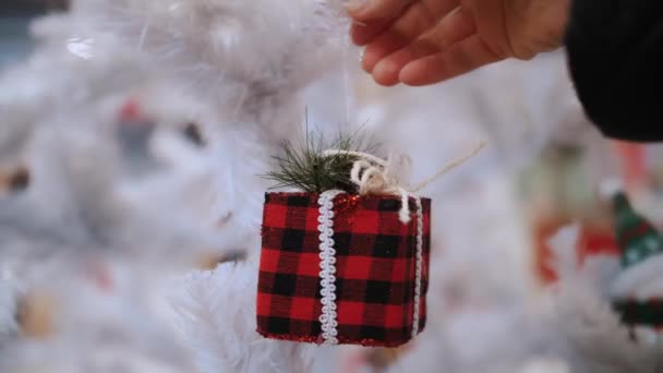 Noel Aksesuarları Yakın Plan Mağazadaki Beyaz Bir Yapay Noel Ağacına — Stok video