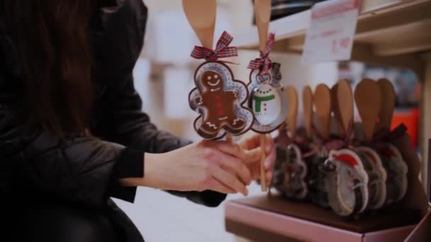 Winkelen Kerstaccessoires Close Vrouwelijke Handen Houden Kerstcadeaus Vast Mallen Voor — Stockvideo