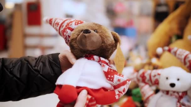 Urso Peluche Natal Brinquedo Decorações Natal Acessórios Compras Close Mulher — Vídeo de Stock