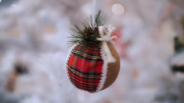 Brinquedo Árvore Natal Close Decoração Natal Forma Uma Bola Colorida — Vídeo de Stock