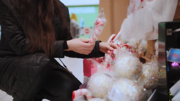 Karácsonyi Dekorációk Kiegészítők Vásárlás Közelkép Kezében Karácsonyi Dekorációk Kiválasztása Beszerzése — Stock videók