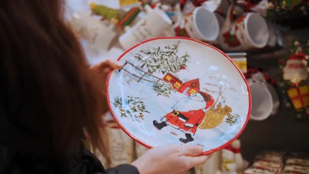 Decoraciones Navideñas Ambiente Festivo Compras Primer Plano Plato Navidad Manos — Vídeos de Stock