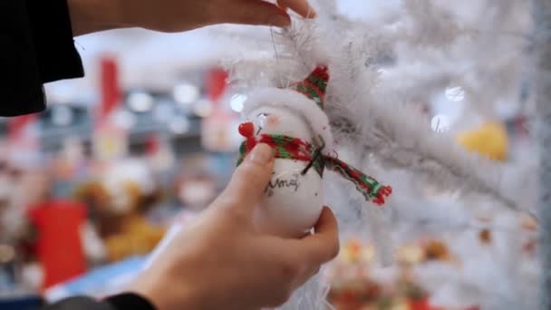 Kerstaccessoires Close Hand Hangt Kerstspeelgoed Decoratie Vorm Van Grappige Sneeuwpop — Stockvideo