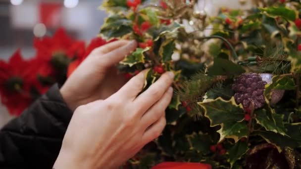 Juldekorationer Accessoarer Shoppa Närbild Kvinna Håller Händerna Juldekorationer Välja Och — Stockvideo