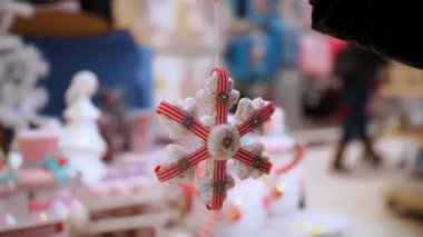 Noel ağacı oyuncağı. Yakın plan. Kar tanesi şeklinde bir Noel süsü. Fuar, süpermarket, mağaza ya da alışveriş merkezinde Noel aksesuarları. Noel ruhu. Mutlu tatiller. 