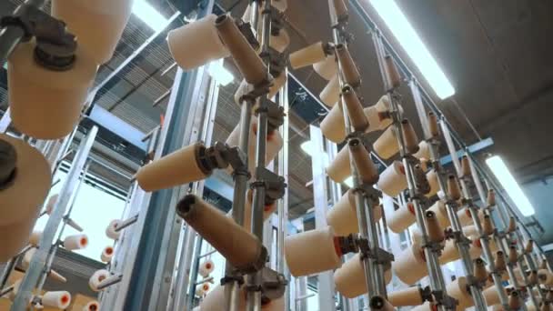 Plik Makaraları Endüstriyel Tekstil Fabrikasının Atölyesi Bir Sürü Iplik Makarası — Stok video