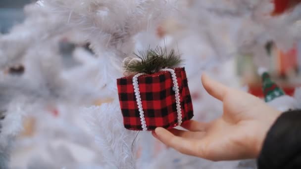 Weihnachtsbaumspielzeug Nahaufnahme Weihnachtsdekoration Form Eines Kleinen Geschenks Auf Einem Weißen — Stockvideo