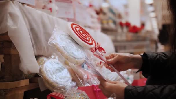 Decorações Natal Acessórios Compras Close Mulher Segurando Mãos Decorações Natal — Vídeo de Stock