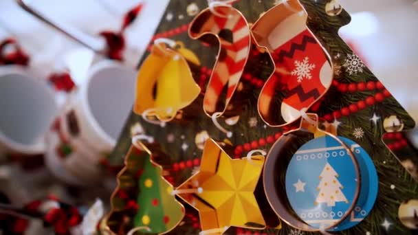 クリスマスショッピング フェア お祝いのアクセサリー クローズアップ クリスマスクッキーを焼くための金型 メリークリスマスとハッピーニューイヤー ショッピングモール — ストック動画