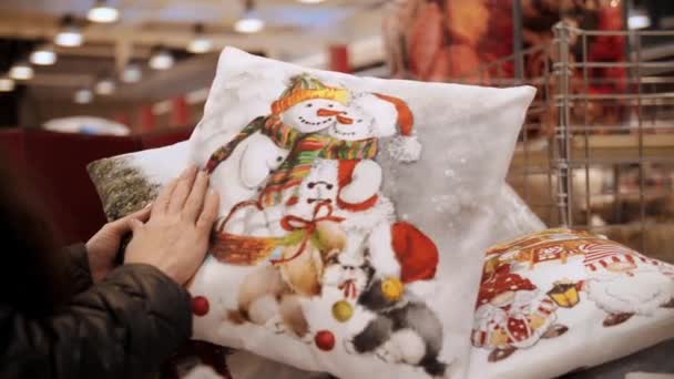 圣诞装饰枕头 圣诞装饰品 妇女在商店 超级市场或商店选择和购买节庆配件 装饰枕头以度过寒假 — 图库视频影像