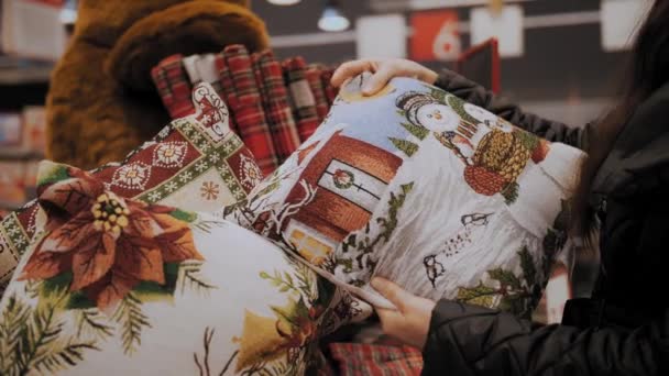 Juldekorativa Kuddar Jultillbehör Shoppa Närbild Kvinna Välja Och Köpa Festliga — Stockvideo
