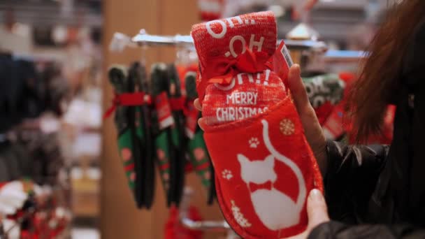 Kerstversiering Accessoires Winkelen Close Vrouw Handen Houden Van Kerstcadeau Set — Stockvideo