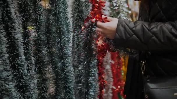 Weihnachtsdekoration Festliche Accessoires Einkaufen Nahaufnahme Glänzend Funkelnd Licht Buntes Dekor — Stockvideo