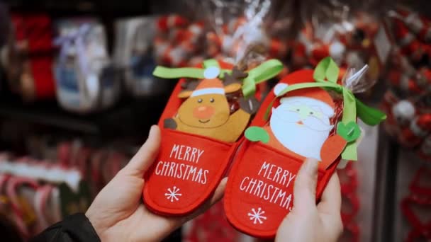 Kerstversiering Accessoires Winkelen Close Een Vrouw Die Kerstcadeaus Vasthoudt Cadeaus — Stockvideo