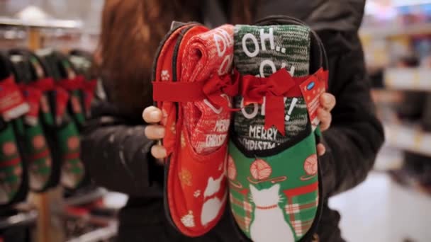 Regalo Navidad Calcetines Zapatillas Navidad Decoraciones Navideñas Accesorios Compras Primer — Vídeos de Stock