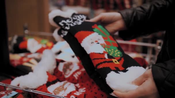 Kerstversiering Accessoires Winkelen Close Vrouw Hand Kerstcadeau Set Warme Rode — Stockvideo