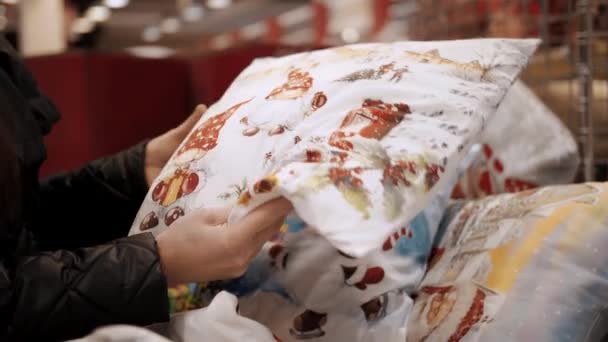 Новорічні Декоративні Подушки Різдвяні Аксесуари Покупки Крупним Планом Жінка Вибирає — стокове відео