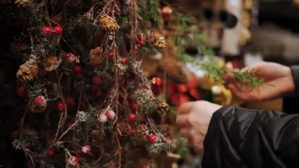 Різдвяні Прикраси Аксесуари Покупки Крупним Планом Жінка Тримає Руках Різдвяні — стокове відео