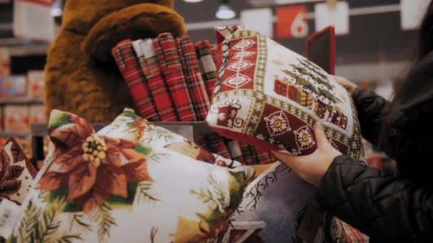 Weihnachten Dekorative Kissen Weihnachtsaccessoires Einkaufen Nahaufnahme Frau Wählt Und Kauft — Stockvideo