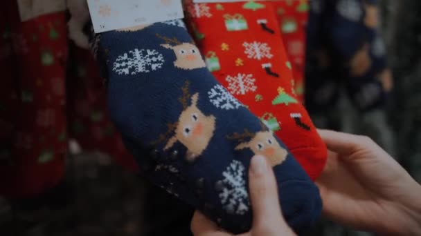 Kerstsokken Winkelen Kerstversiering Accessoires Close Vrouw Kiezen Warme Rode Sokken — Stockvideo